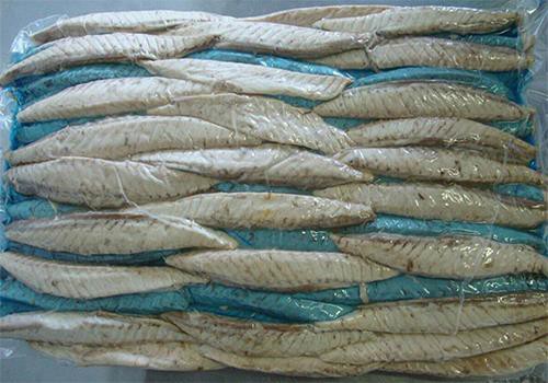 Precooked Pacific mackerel meat arranged in a lined carton Precooked Pacific mackerel meat arranged in a lined carton